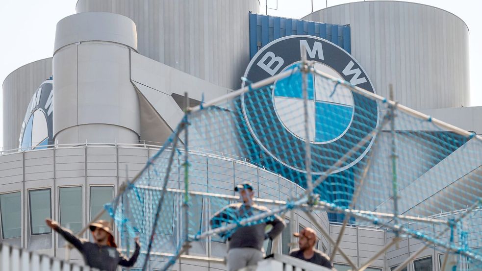 Keine drei Wochen, nachdem Zehntausende BMW-Mitarbeiter in Deutschland ihre Abfindungsangebote bekommen haben, schließt der Autohersteller das Programm. (Archivbild) Foto: Peter Kneffel/dpa