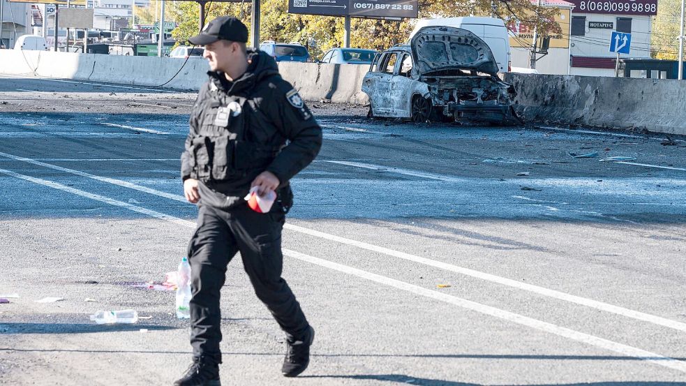 Eine russische Drohne hat eine Autobahn bei Kiew getroffen.  Foto: Dan Bashakov/AP/dpa