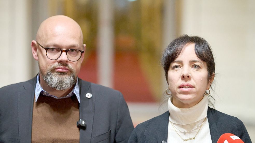 Die Linken-Fraktionschefs Elif Eralp (r) und Tobias Schulze tun sich schwer im Umgang mit der umstrittenen Abgeordneten Vanessa Emde. (Archivbild) Foto: Soeren Stache/dpa