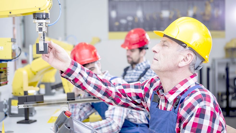 Die Rente nach 45 Beitragsjahren nehmen auch Industriearbeiter in Anspruch. Foto: Imago/WESTEND61