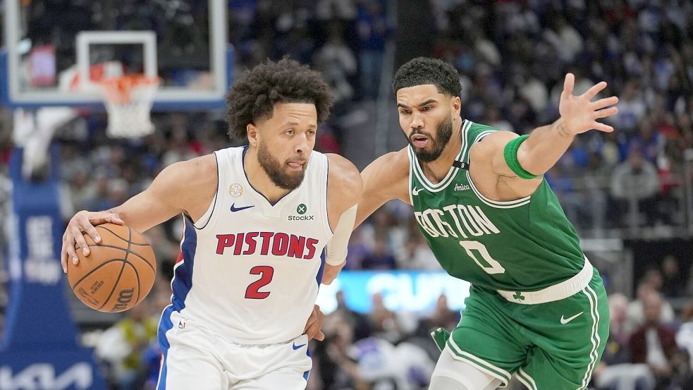 Cade Cunningham (l) führte die Pistons zu einem Comeback-Sieg gegen Boston. Foto: Paul Sancya/AP/dpa
