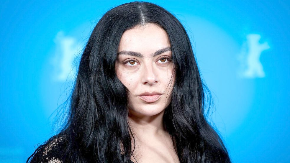 Charli xcx hat ihre Stimme verloren. (Archivbild) Foto: Soeren Stache/dpa