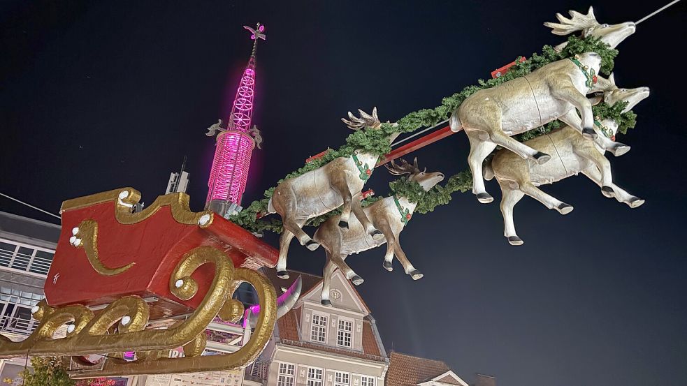 Um 20.40 Uhr war es soweit: Als der Schlitten über dem Marktplatz schwebte, wirkte Aurich am Dienstagabend schon fast wie eine Weihnachtskulisse. Foto: Udo Hippen