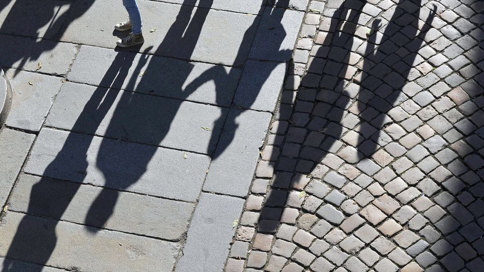 In den Großstädten stellen junge Erwachsene im Alter zwischen 25 und 34 Jahren die größte Altersgruppe, außerhalb der Großstädte sind es die in den 1950er und 1960er Jahren geborenen Babyboomer. (Symbolbild) Foto: Matthias Hiekel/dpa-Zentralbild/dpa