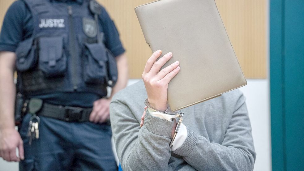 Der Angeklagte wollte sich zunächst nicht zur Sache äußern. Foto: Harald Tittel/dpa
