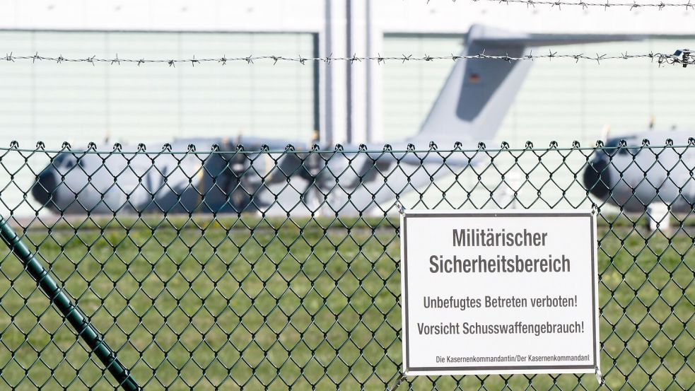 In der Nähe des Luftwaffen-Stützpunkts Wunstorf wurde mitte September eine Drohne gefunden. (Archivbild)  Foto: Julian Stratenschulte/dpa