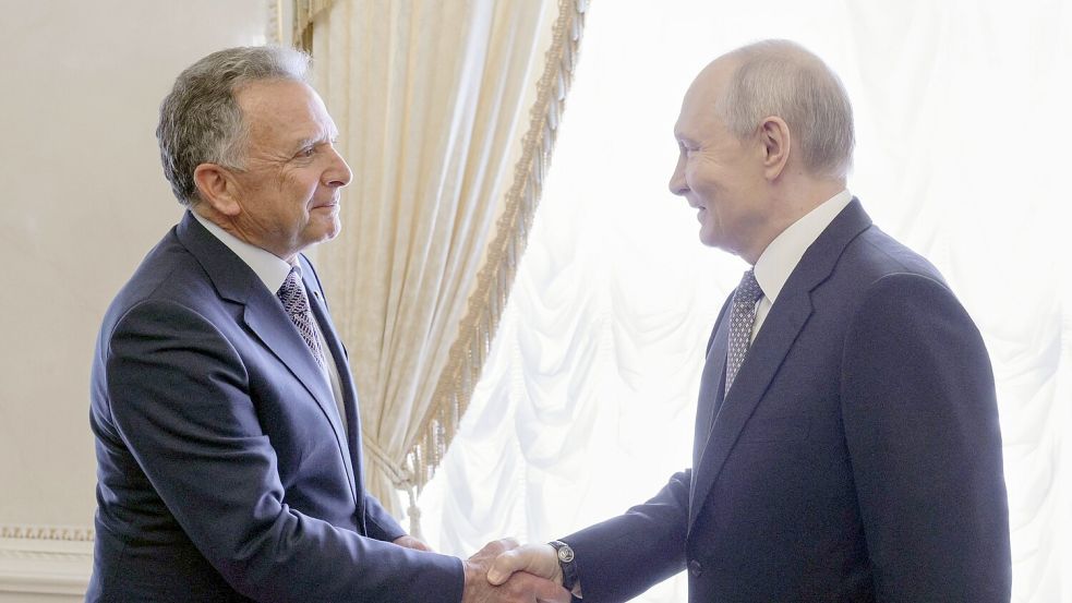Der US-Unterhändler Steve Witkoff (l) in St. Petersburg Kremlchef Wladimir Putin neue Vorschläge für eine Friedenslösung im russischen Angriffskrieg gegen die Ukraine unterbreitet. Foto: Gavriil Grigorov/Pool Sputnik Kremlin/AP/dpa