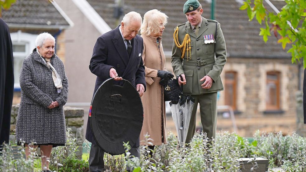 König Charles III. und Königin Camilla gedenken der verheerenden Katastrophe von Aberfan.  Foto: Aaron Chown/Press Association/PA Wire/dpa