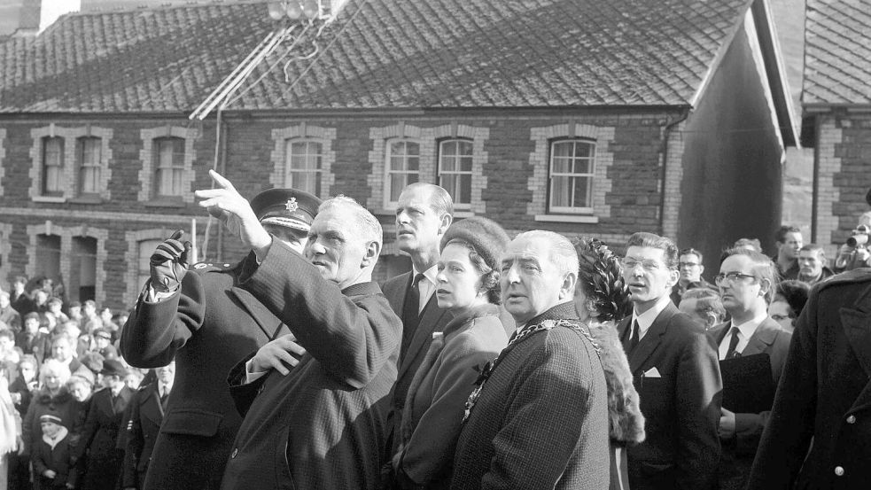 Acht Tage nach der Katastrophe besuchte die Queen das Dorf. (Archivbild) Foto: Press Association/PA Wire/dpa