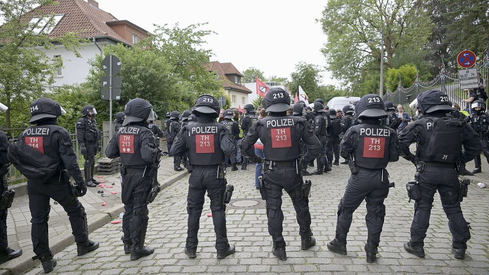 Die Polizei wappnet sich für die geplanten Demonstrationen am 31. Oktober Foto: dpa | Jacob Schröter
