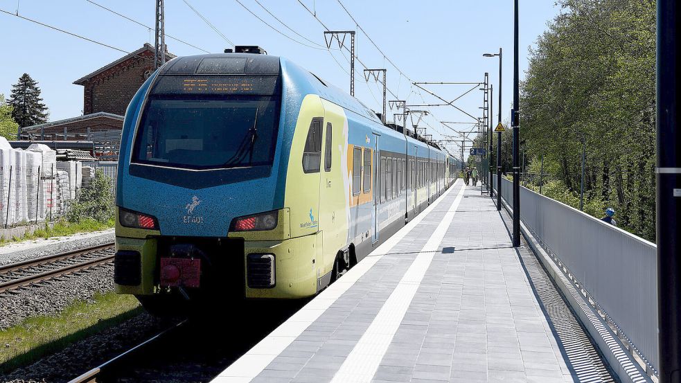 Die Westfalenbahn fährt im Regionalverkehr auf der Strecke von Münster nach Emden. Foto: Melchert Stromann/Archiv