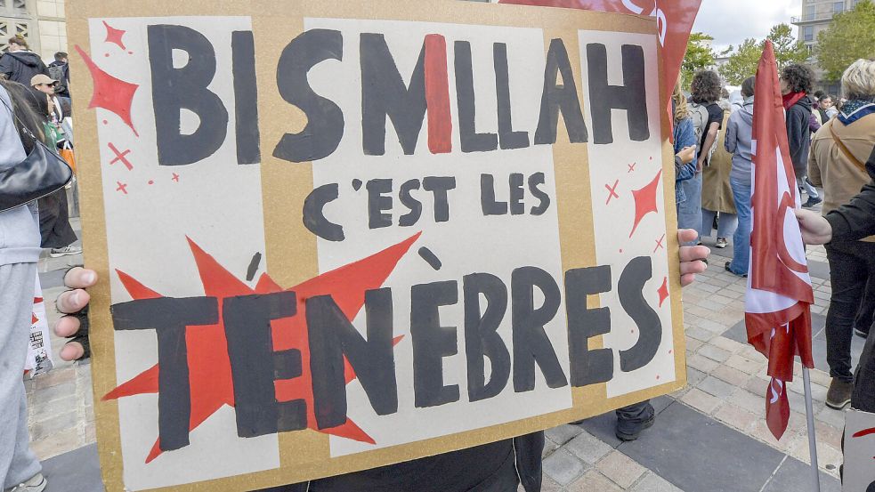 Der neue Slogen der Frankreich-Proteste: „Im Namen Gottes, es ist die Finsternis!“ Foto: IMAGO/ABACAPRESS/Tesson/ANDBZ