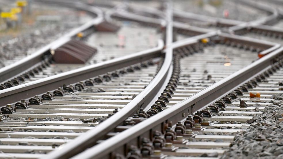Über die Preise für Trassen streiten sich Bund und Länder schon lange - der Ausgang ist offen, auch weil die Bundesregierung derzeit kein frisches Geld dafür in die Hand nehmen will. (Illustration) Foto: Hendrik Schmidt/dpa