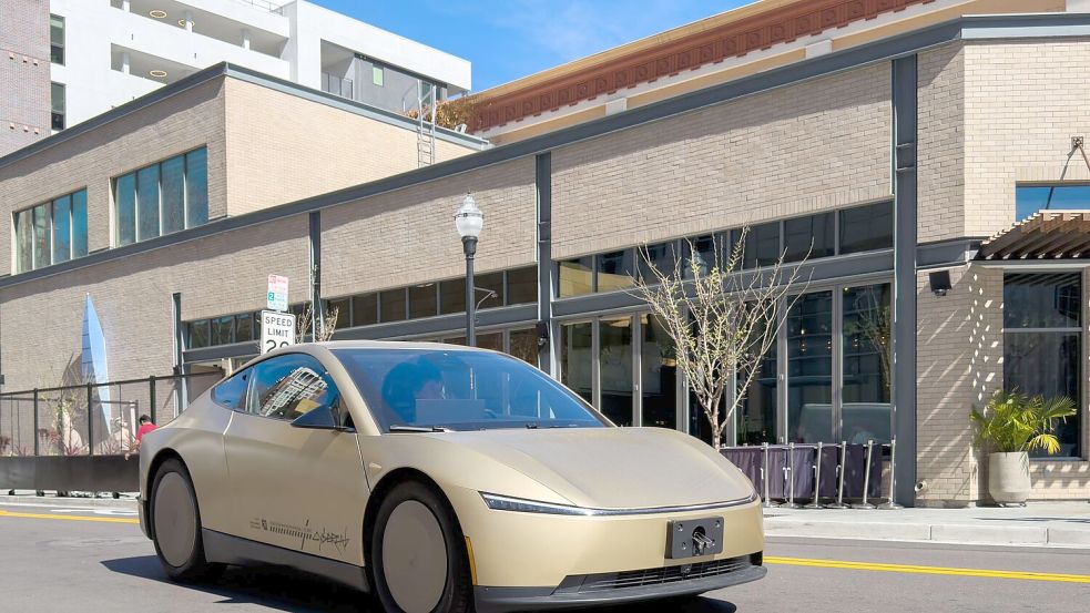 Teslas Cybercab hat weder Lenkrad, noch Pedale. (Archivbild) Foto: Andrej Sokolow/dpa