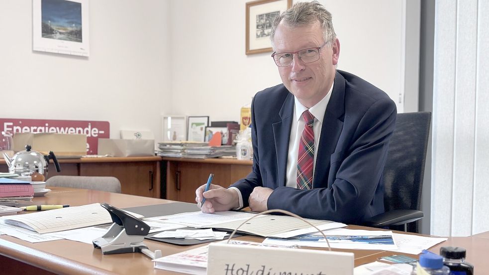 Der Ihlower Bürgermeister Arno Ulrichs an seinem Schreibtisch. Foto: Christin Wetzel