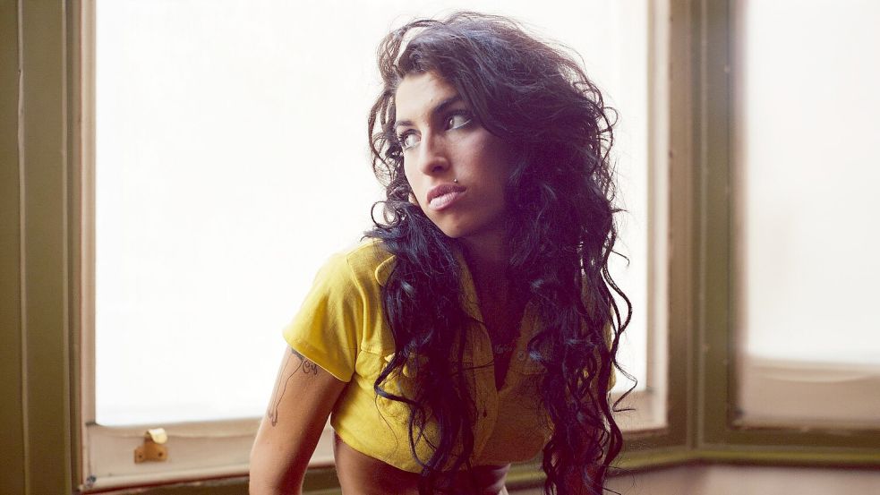 Amy Winehouse auf einem Foto aus der Zeit von „Back to Black“. Zum 20. Jubiläum ist das Kultalbum neu aufgelegt worden. (Handout) Foto: Mischa Richer/UMR/Island/dpa