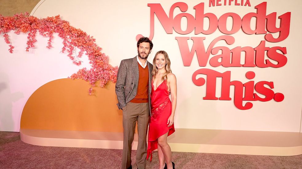 Adam Brody (l) und Kristen Bell sind die Hauptdarsteller in „Nobody Wants This“. (Archivbild) Foto: Chris Pizzello/Invision/dpa