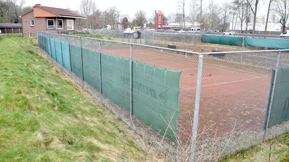 TuRa Marienhafe will sich von seiner Tennisanlage mit dem markanten Vereinsheim trennen. Foto: Thomas Dirks