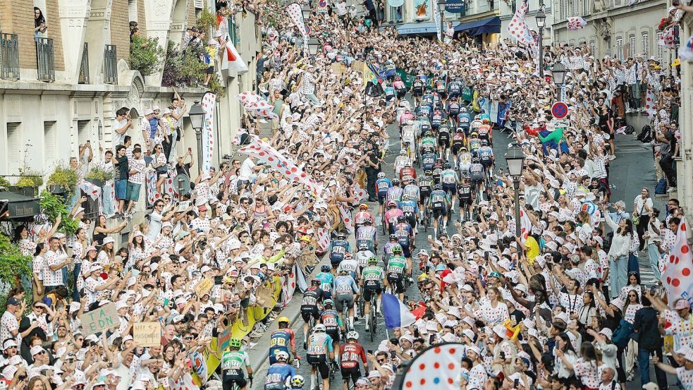 Wieder ein Tour-Highlight: Das Peloton überquert den Montmartre-Hügel. (Archivbild) Foto: Geoffroy Van Der Hasselt/AFP/dpa