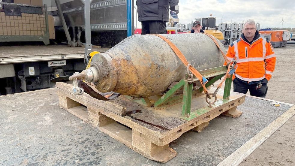 Jetzt entschärft: die 500-Pfund-Bombe im Petkumer Hammrich. Fotos: Stadt Emden