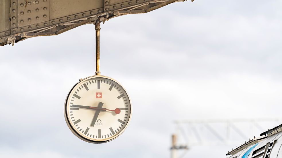 Obwohl viele Kinder eher digitale Anzeigen nutzen, sind analoge Uhren in Wohnungen, im Straßenbild sowie an Bahnhöfen weiterhin sichtbar. Foto: IMAGO/Maria Moroz