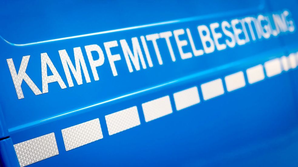 Spezialisten des Kampfmittelbeseitigungsdienstes werden am Abend die Weltkriegsbombe entschärfen. (Symbolbild) Foto: Moritz Frankenberg/dpa