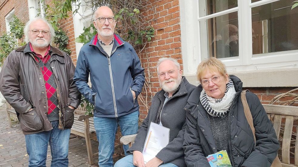 Rainer Schucker (von links), Berthold Steinert, Arndt-Dieter Ubben und Cornelia Olech sind vom Konzept der Pflegegenossenschaft überzeugt und beantworten am Samstag, 24. Oktober, an einem Infostand in Aurich Fragen. Foto: Karin Böhmer
