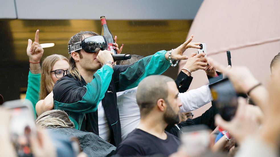 Rapper Ski Aggu geht mit seinem neuen Album auf Tour und will während der Shows Handys verbieten. (Archivbild) Foto: Carsten Koall/dpa