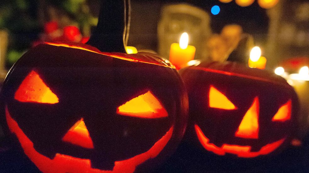Geisterfilme gehören an Halloween einfach dazu, genauso wie das Ausschnitzen von Kürbissen für Viele zum festen Programm gehört. Foto: Imago/Romy Arroyo Fernandez