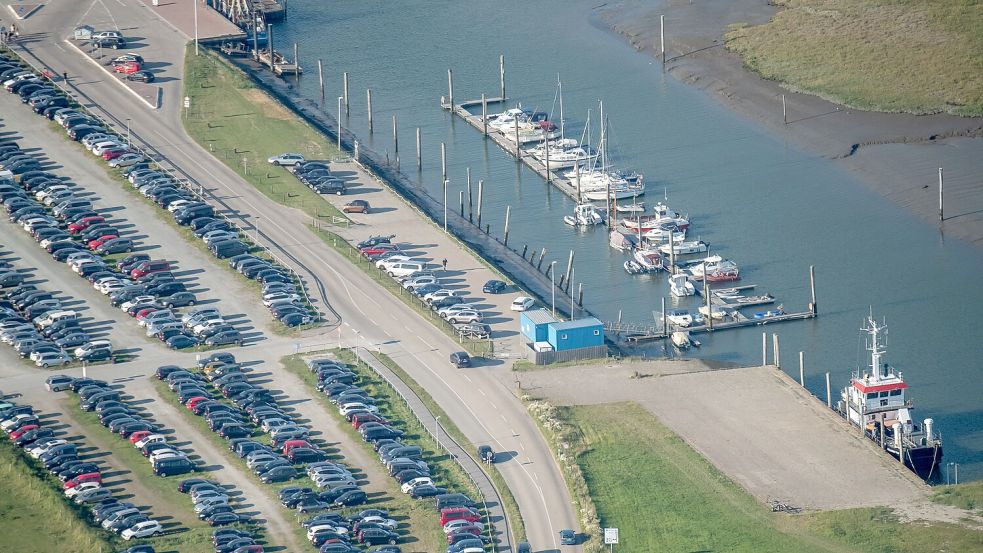 Dem Hafen von Neßmersiel droht am Wochenende, 23. bis 25. Oktober 2026, eine mögliche Sturmflut. Foto: Sina Schuldt/dpa