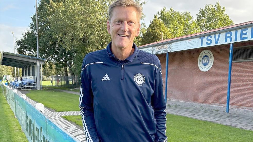 Fußball-Spartenleiter Günter Menken ist vergnügt, wenn er über den Sportplatz des TSV blickt. Viele fleißige Helfer des TSV haben in den vergangenen Jahren auf der Sportanlage des TSV viel bewegt, so Menken. Foto: Wolf-Rüdiger Saathoff