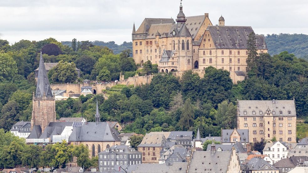 Ein Verbrechen an einer 35-jährigen Frau erschüttert die Stadt. (Symbolbild) Foto: Christian Lademann/dpa