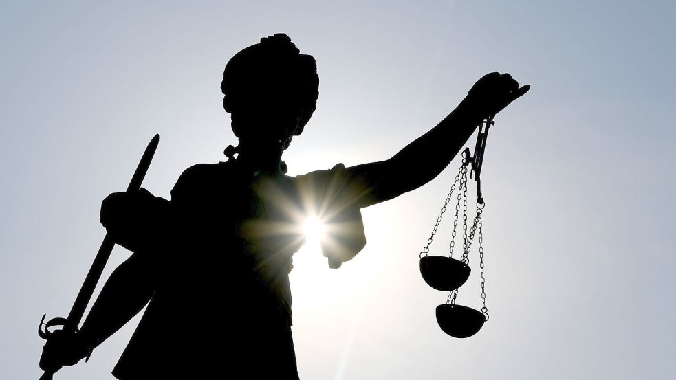 Die Göttin Justitia im Gegenlicht auf dem Gerechtigkeitsbrunnen in Frankfurt am Main. (Symbolbild) Foto: Arne Dedert/dpa