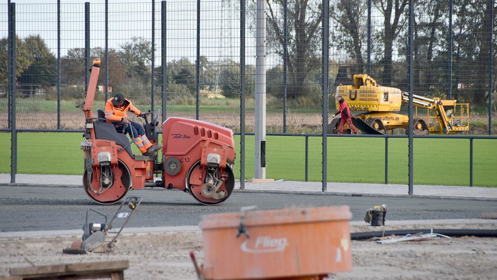 Auf der künftigen Sportanlage in Marienhafe wird derzeit der Unterbau für die Laufbahn und den Kunstrasenplatz hergestellt. Foto: Thomas Dirks