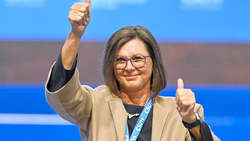 Gerührt und froh reagierte Ilse Aigner auf dem Parteitag auf den großen Rückhalt. Die 61-Jährige wird derzeit als Kandidatin der Union für das Amt des Bundespräsidenten gehandelt.  Foto: Peter Kneffel/dpa