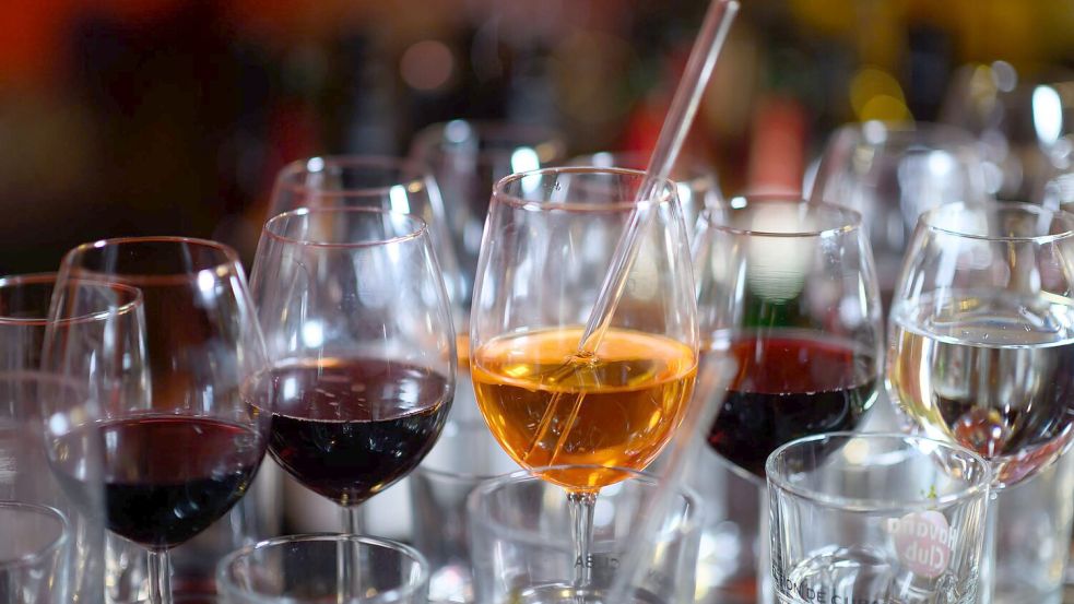 Obwohl die meisten Befragten selbst Alkohol konsumieren, sehen viele den Konsum anderer kritisch. (Symbolbild) Foto: Robert Michael/dpa
