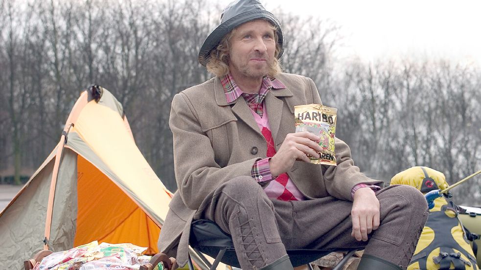 Haribo startete früher einige Aktionen und Gewinnspiele. Sogar eine ganze Insel konnte man 2005 gewinnen - hier beworben von der Kultfigur Thomas Gottschalk. Nun soll das „Haribo Island“ allerdings wieder verkauft werden. Foto: obs/Haribo/Nadja Klier