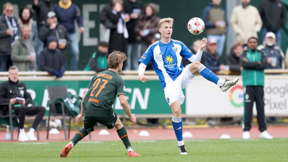 Marvin Benjamins (rechts) hat mit Kickers Emden am Samstag bei Werder Bremen II verloren. Foto: Jens Doden/Emden