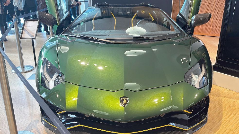Das Highlight der Auktion: Ein Lamborghini Aventador LP 780-4 Ultimate Roadster. Foto: Florian Ertl/dpa