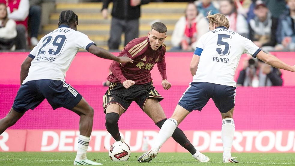 Köln Said El Mala (m) in der Partie gegen Schalke.  Foto: Marius Becker/dpa