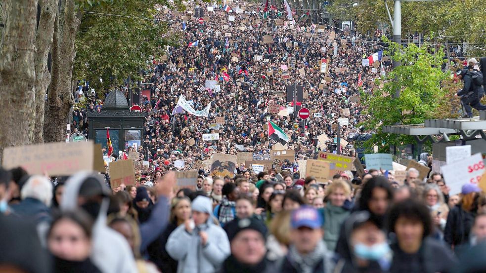 Die Proteste in Paris begannen friedlich.  Foto: Marcus Golejewski/dpa