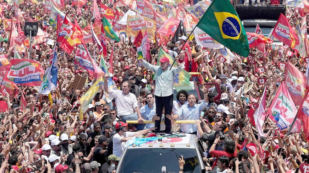 Lula mobilisiert zum letzten Mal vor der Stichwahl die Massen. Foto: Silvia Izquierdo/AP/dpa