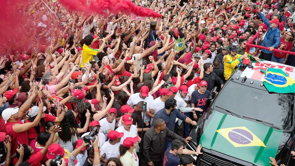 Anhänger von Lula jubeln in São Paulo. Foto: Natacha Pisarenko/AP/dpa