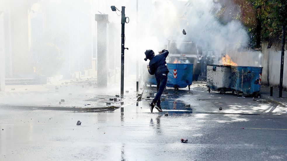 Bei den Protesten in Tirana gab es chaotische Szenen.  Foto: Hameraldi Agolli/AP/dpa