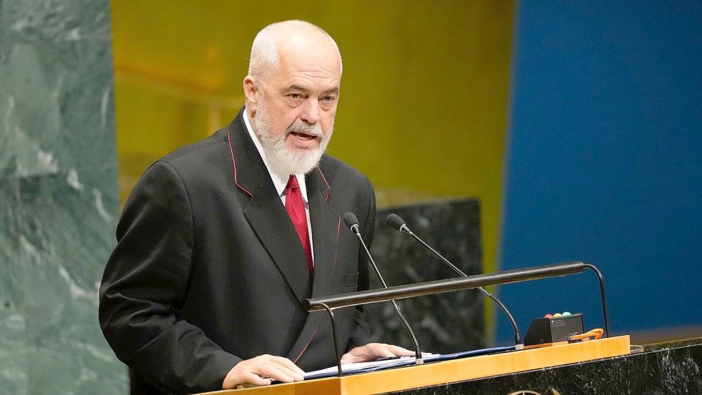 Edi Rama erklärte, er wolle auf die Sorgen der Demonstrierenden eingehen.  Foto: Yuki Iwamura/AP/dpa