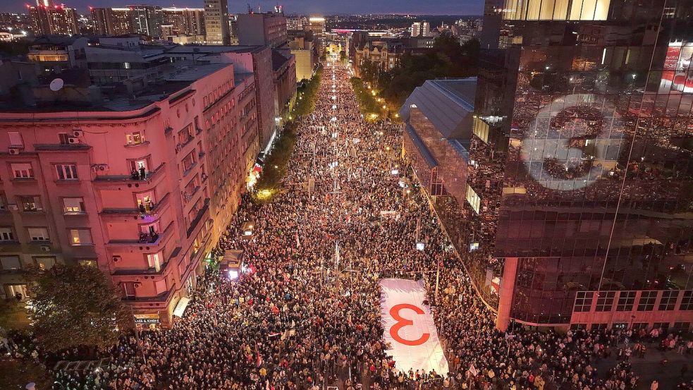 Bei der Parlamentswahl in Serbien fordert die populäre Studentenliste die Macht des Langzeitherrschers Alekandar Vucic heraus.  Foto: Armin Durgut/AP/dpa
