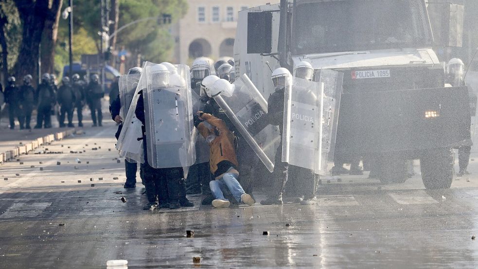 Chaotische Szenen auch in Albanien bei Protesten. Foto: Hameraldi Agolli/AP/dpa