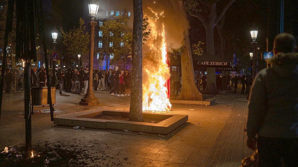 Auch in Barcelona kommt es zu Ausschreitungen.  Foto: Lorena Sopêna/EUROPA PRESS/dpa