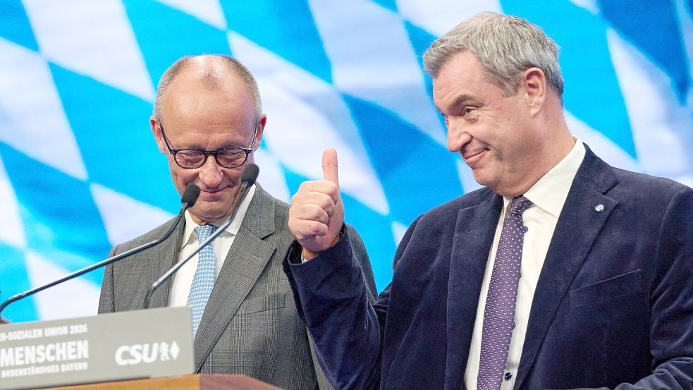 Friedrich Merz und Markus Söder stehen auf dem CSU-Parteitag eng zusammen. Foto: Peter Kneffel/dpa
