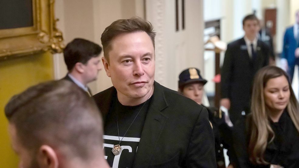 Der US-Tech-Milliardär Elon Musk wirft dem ukrainischen Militär vor, sein Satelliteninternet Starlink unerlaubt für militärische Angriffe auf russische Ziele genutzt zu haben. (Archivbild) Foto: Ben Curtis/AP/dpa